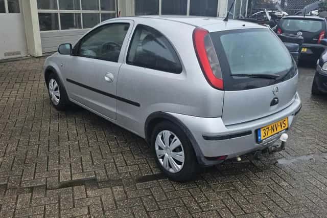 Opel Corsa (2004) thumbnail 3