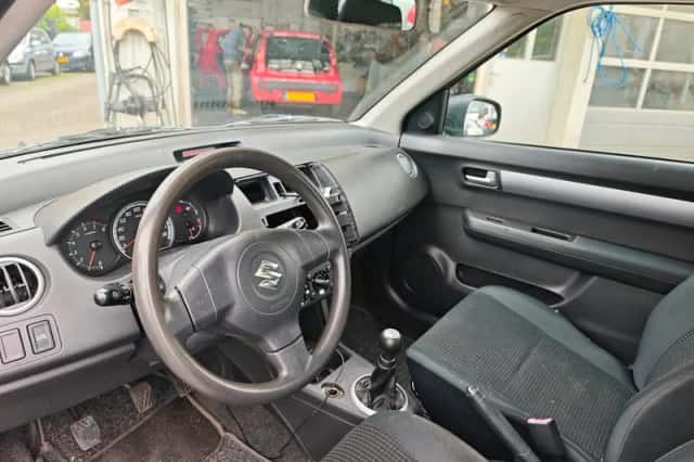 Suzuki Swift (2007) thumbnail 6