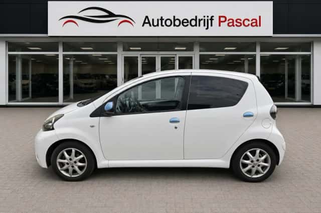 Toyota Aygo (2013) thumbnail 2