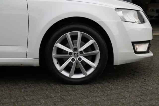 Škoda Octavia (2014) thumbnail 16