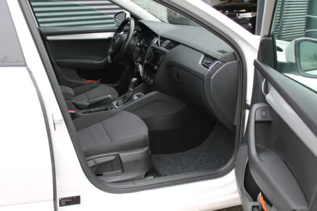Škoda Octavia (2014) thumbnail 3