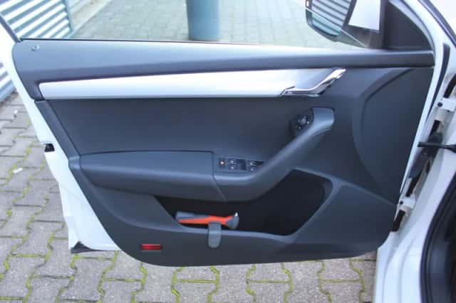 Škoda Octavia (2014) thumbnail 5