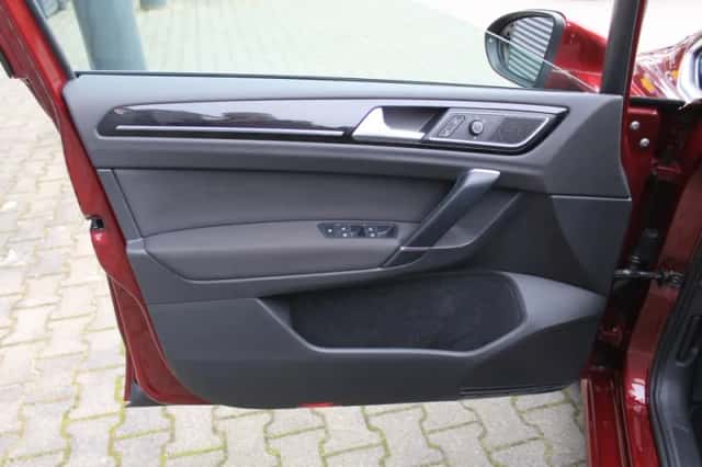 Volkswagen Golf (2018) thumbnail 5