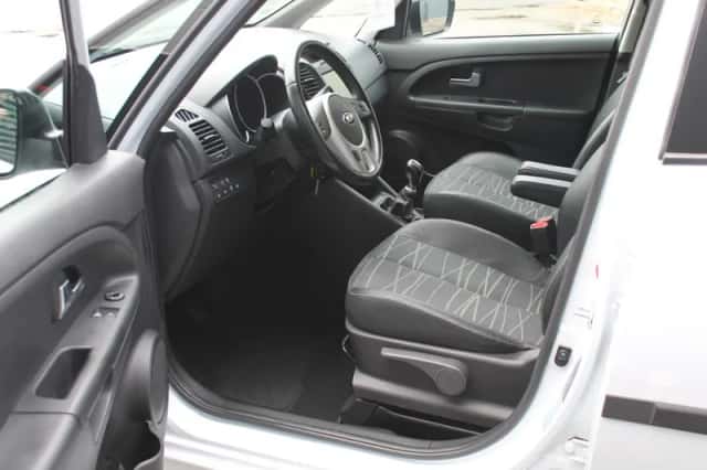 Kia VENGA (2016) thumbnail 2