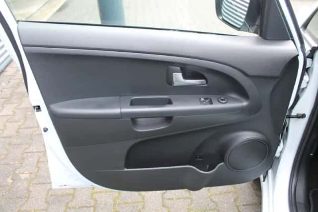 Kia VENGA (2016) thumbnail 5
