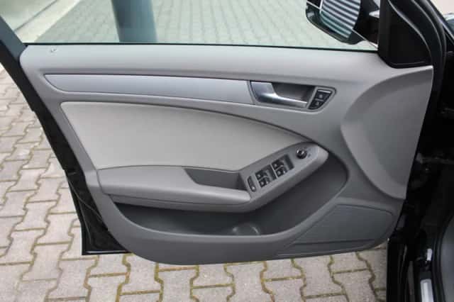 Audi A4 (2010) thumbnail 5