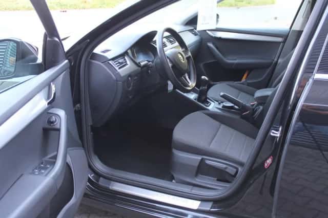 Škoda Octavia (2015) thumbnail 2