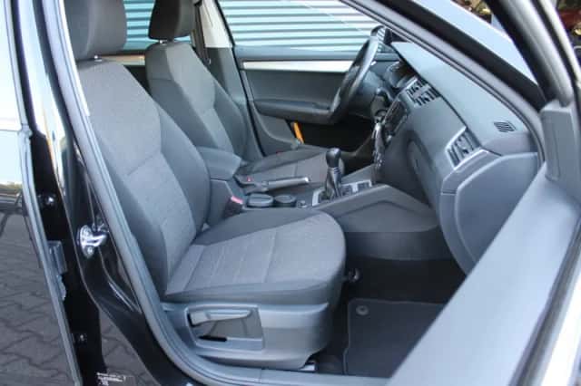 Škoda Octavia (2015) thumbnail 4