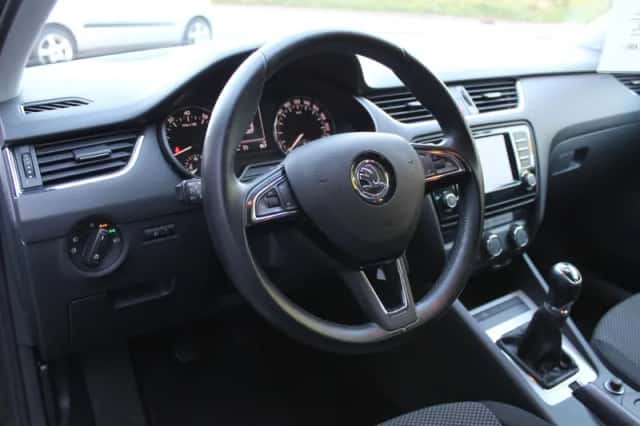 Škoda Octavia (2015) thumbnail 6