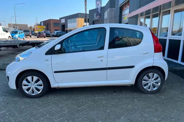 Peugeot 107 (2011) thumbnail 3