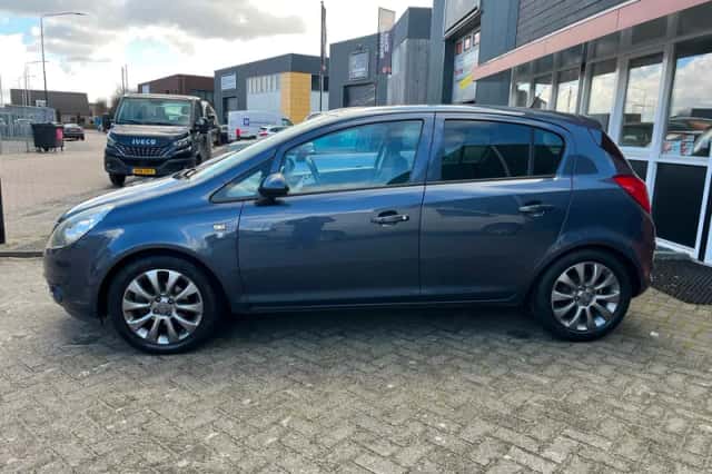 Opel Corsa (2010) thumbnail 3