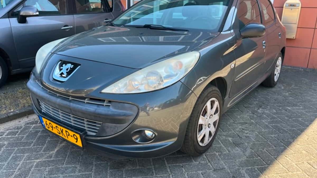 Peugeot 206 (2011) — foto 1