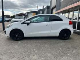Kia Rio (2012) thumbnail 3