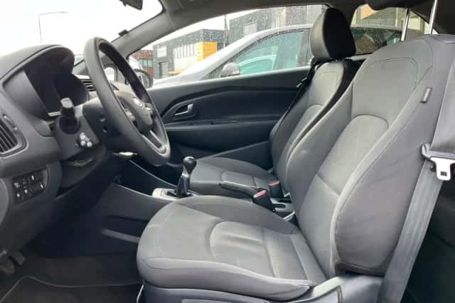 Kia Rio (2012) thumbnail 6