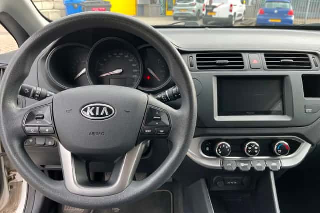 Kia Rio (2012) thumbnail 8