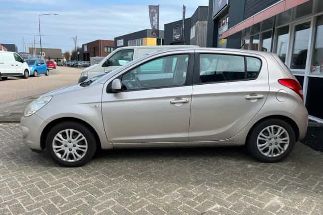 Hyundai i20 (2010) thumbnail 2