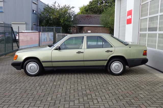 Mercedes-Benz 200-Serie (1985) thumbnail 4