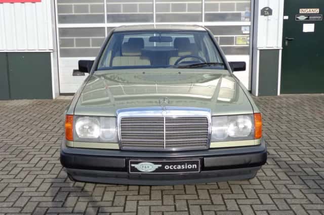 Mercedes-Benz 200-Serie (1985) thumbnail 5