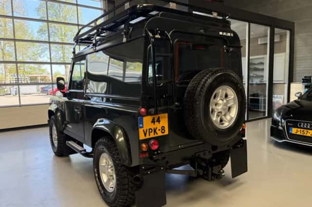 Land Rover Defender (2008) thumbnail 1