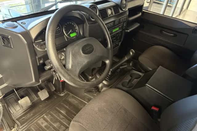 Land Rover Defender (2008) thumbnail 2