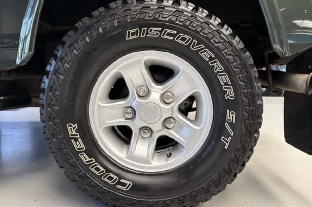 Land Rover Defender (2008) thumbnail 3