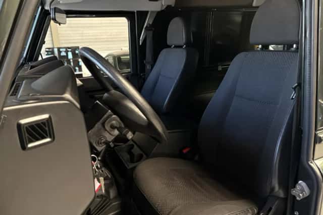 Land Rover Defender (2008) thumbnail 4