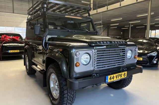 Land Rover Defender (2008) thumbnail 5