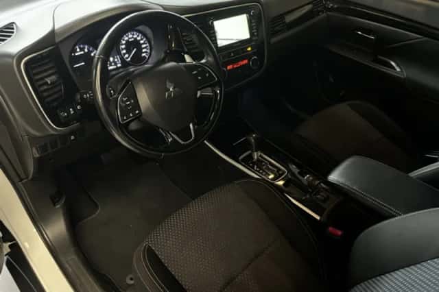 Mitsubishi Outlander (2019) thumbnail 2
