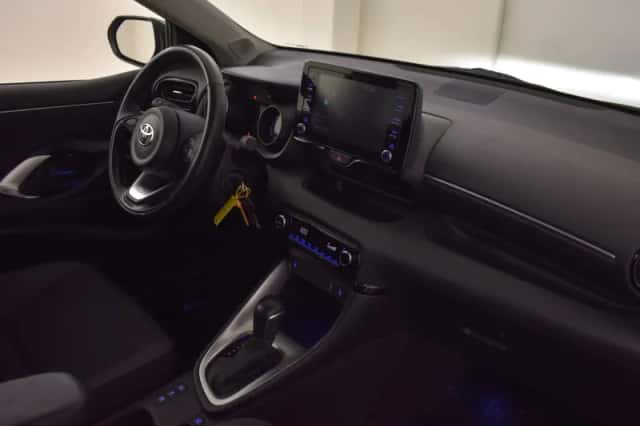 Toyota Yaris (2023) thumbnail 3