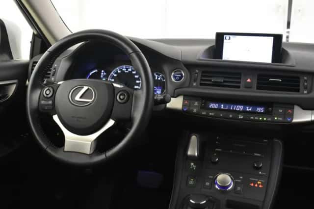 Lexus CT (2015) thumbnail 3