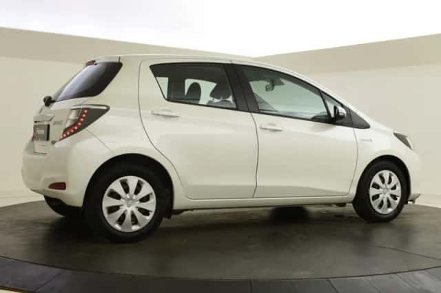 Toyota Yaris (2014) thumbnail 2