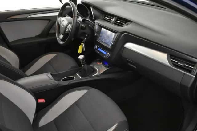 Toyota Avensis (2016) thumbnail 3