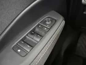 Lexus LBX (2024) thumbnail 23