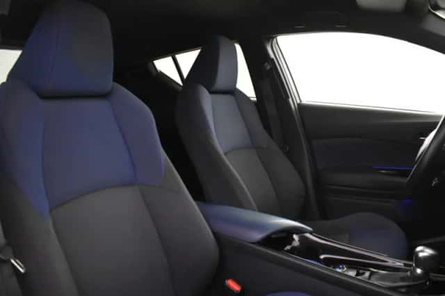 Toyota C-HR (2017) thumbnail 3