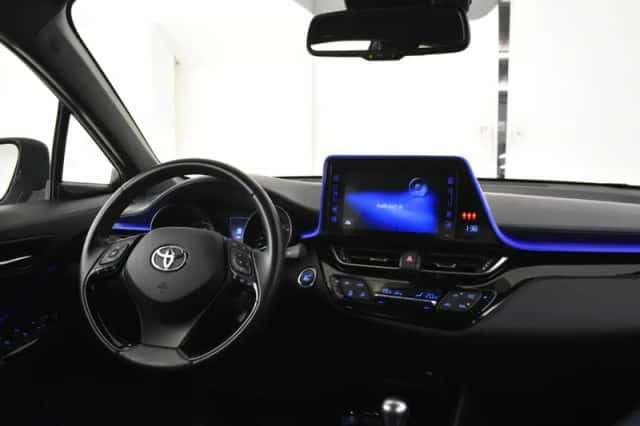 Toyota C-HR (2017) thumbnail 4