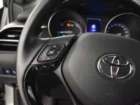 Toyota C-HR (2018) thumbnail 22