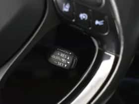 Toyota C-HR (2018) thumbnail 24