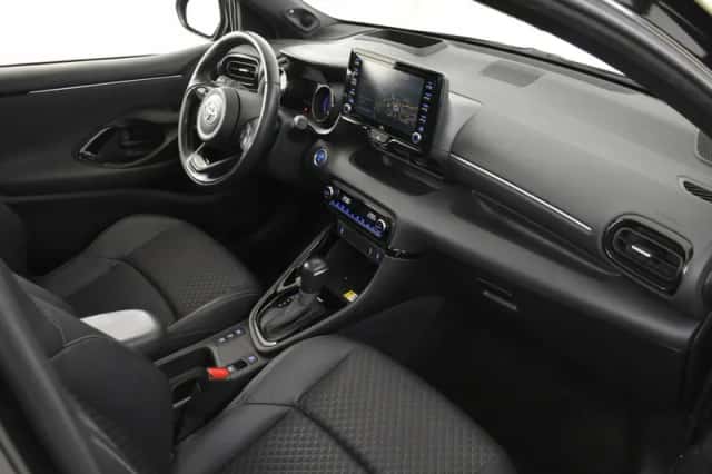 Toyota Yaris (2021) thumbnail 3
