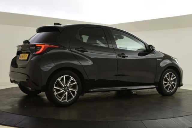 Toyota Yaris (2021) thumbnail 2
