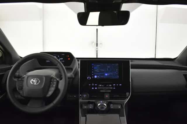Toyota bZ4X (2023) thumbnail 4