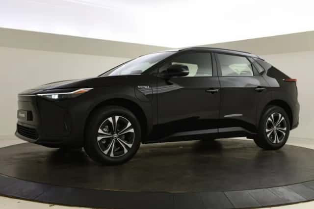 Toyota bZ4X (2023) thumbnail 5