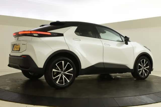 Toyota C-HR (2025) thumbnail 2