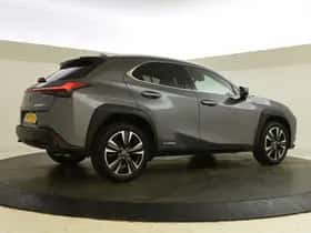 Lexus UX (2021) thumbnail 2
