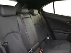 Lexus UX (2021) thumbnail 24