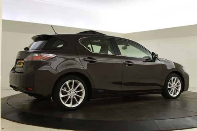 Lexus CT (2011) thumbnail 2
