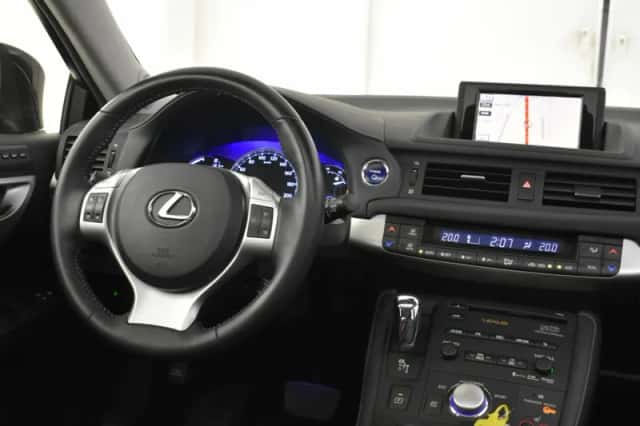 Lexus CT (2011) thumbnail 4