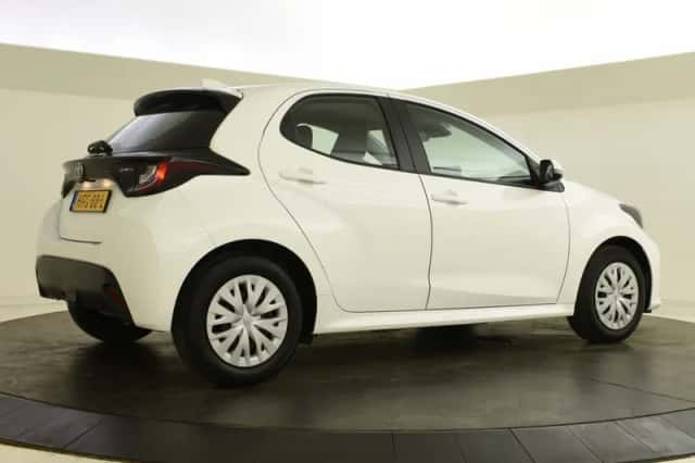 Toyota Yaris (2025) thumbnail 2