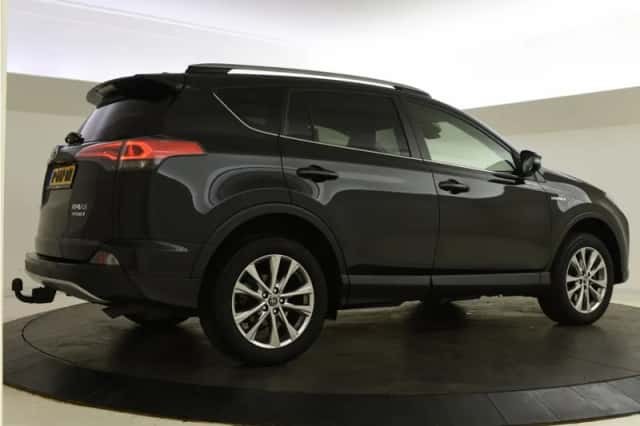 Toyota RAV4 (2018) thumbnail 2