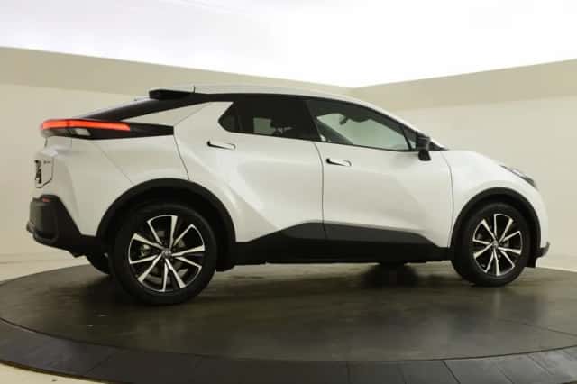 Toyota C-HR (2024) thumbnail 2