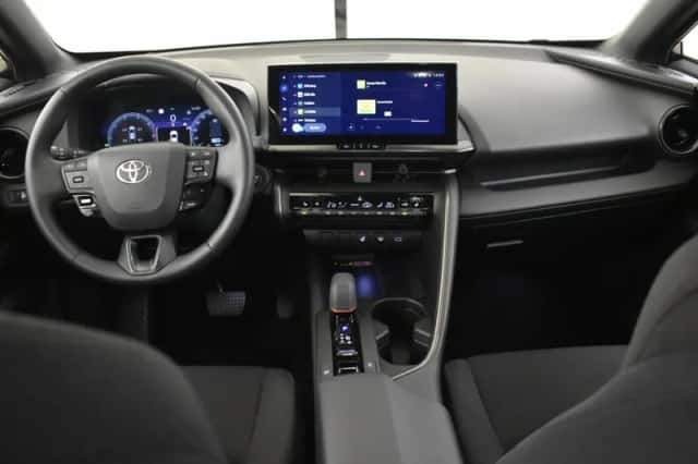 Toyota C-HR (2024) thumbnail 4